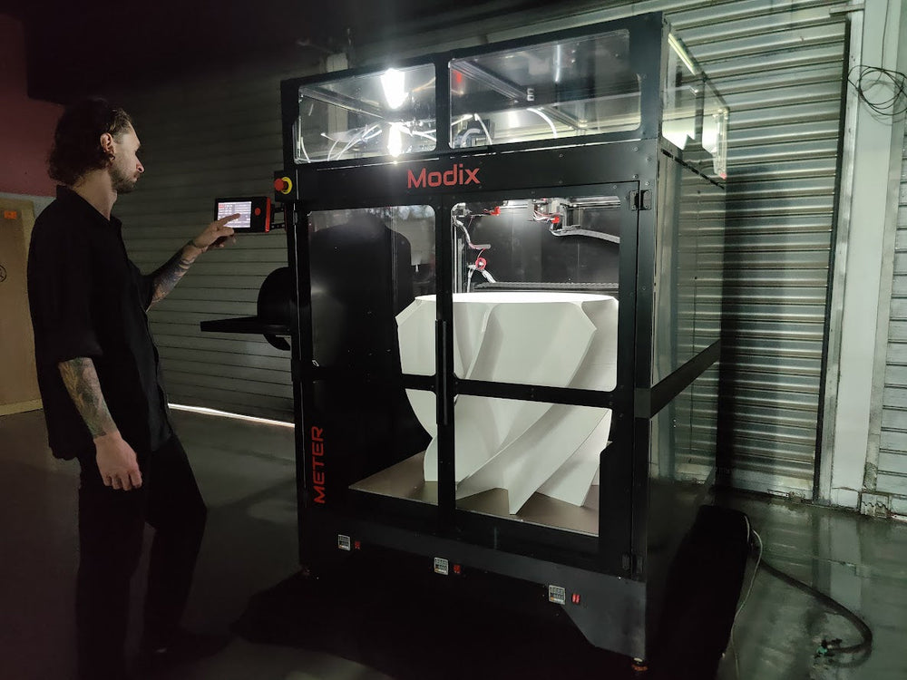 Modix BIG-Meter printing a large vase at a trade show
