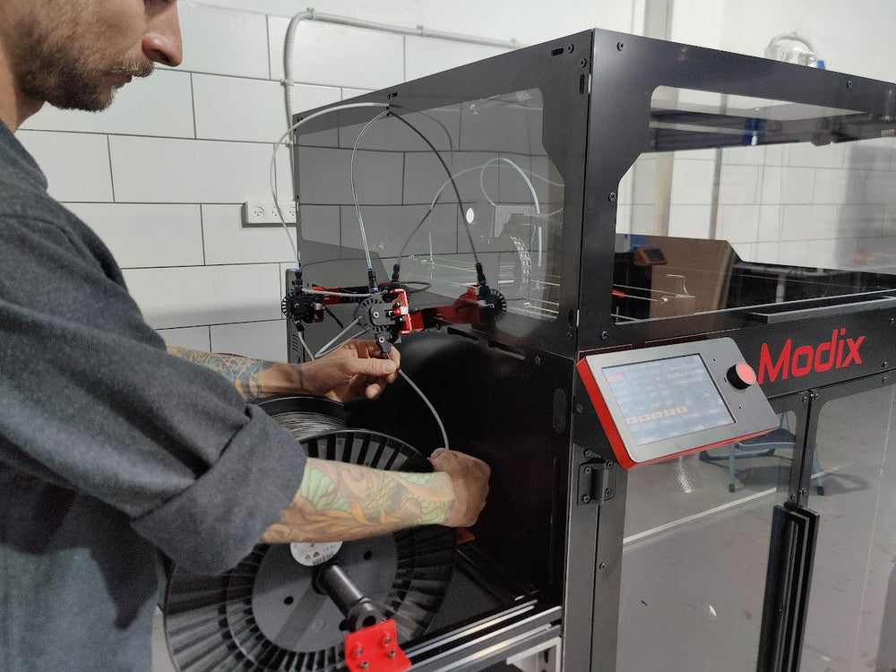 Feeding filament through the filament the clog detector that can detect: filament run-out, under extrusion and hotend clogs.